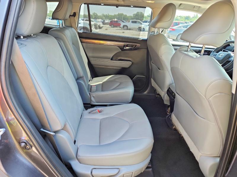 Photo 11 from auction – 2021 TOYOTA HIGHLANDER with VIN 5TDFZRBH4MS147514