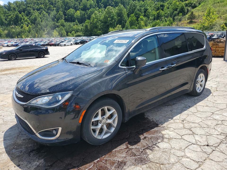 CHRYSLER PACIFICA 2018 with VIN 2C4RC1FG0JR157401 - Photo from auction