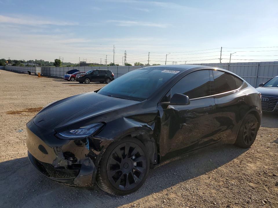 TESLA MODEL Y 2021 z numerem VIN 5YJYGDEE1MF063139 - Zdjęcie z aukcji