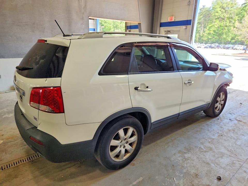 Photo 3 from auction – 2013 KIA SORENTO with VIN 5XYKTDA2XDG352509
