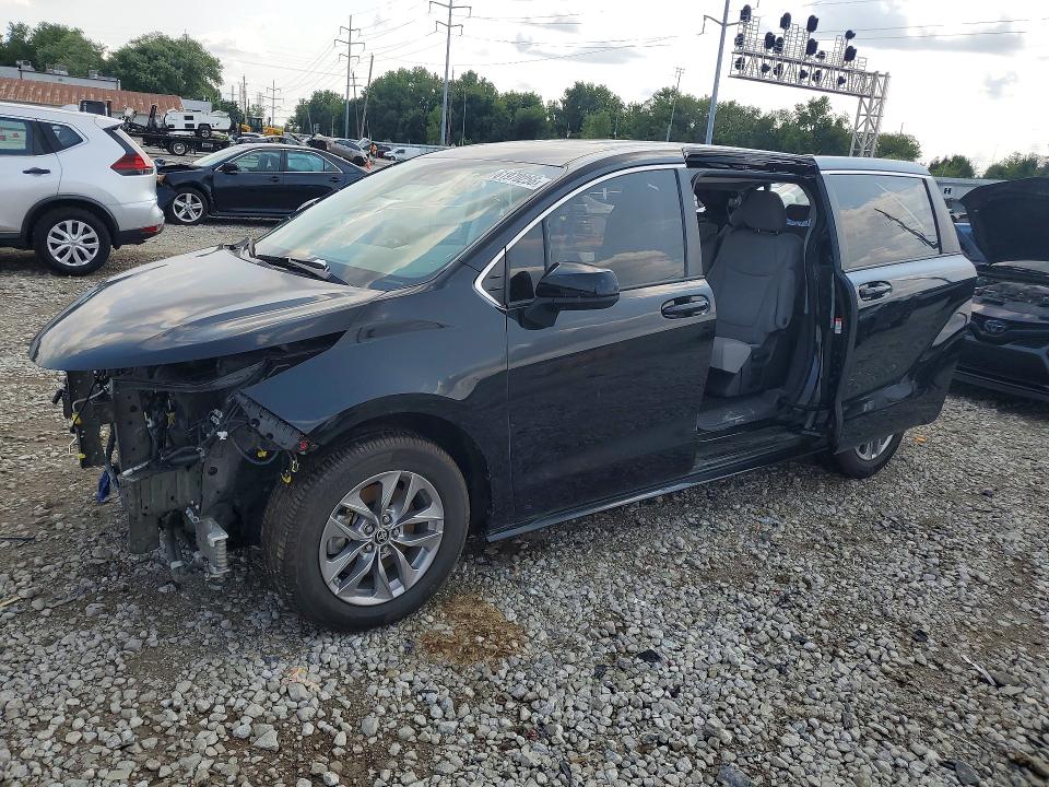 TOYOTA SIENNA 2022 with VIN 5TDKRKEC1NS093337 - Photo from auction