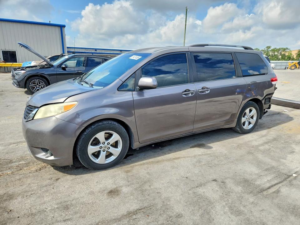 TOYOTA SIENNA 2011 с VIN 5TDKK3DC2BS150555 - Фото с аукциона