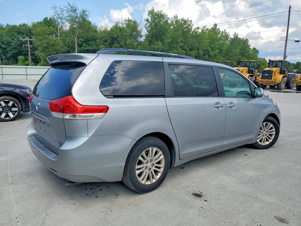 Zdjęcie 3 z aukcji – 2011 TOYOTA SIENNA z VIN 5TDYK3DC5BS007562