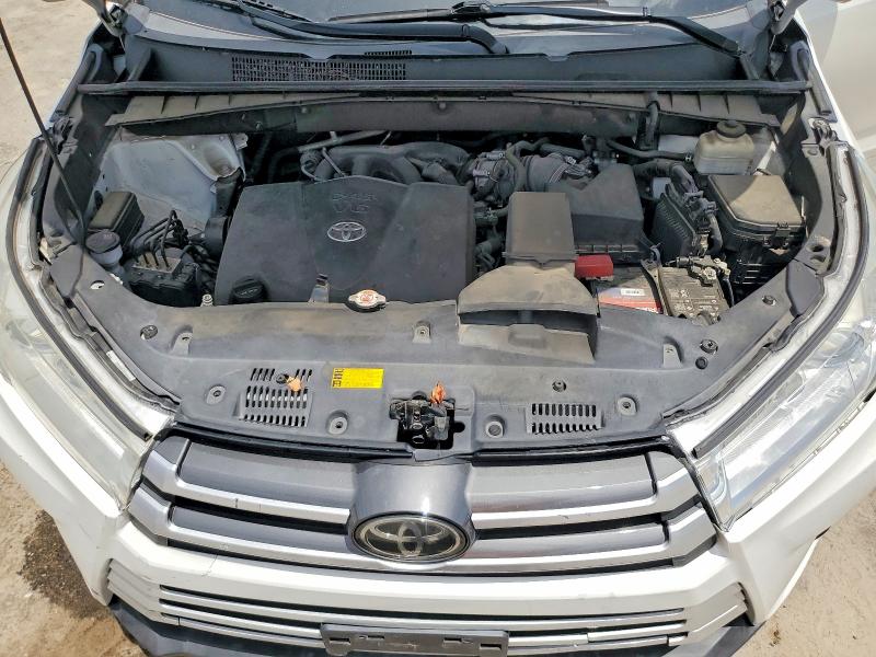 Photo 12 from auction – 2018 TOYOTA HIGHLANDER with VIN 5TDKZRFH0JS545579