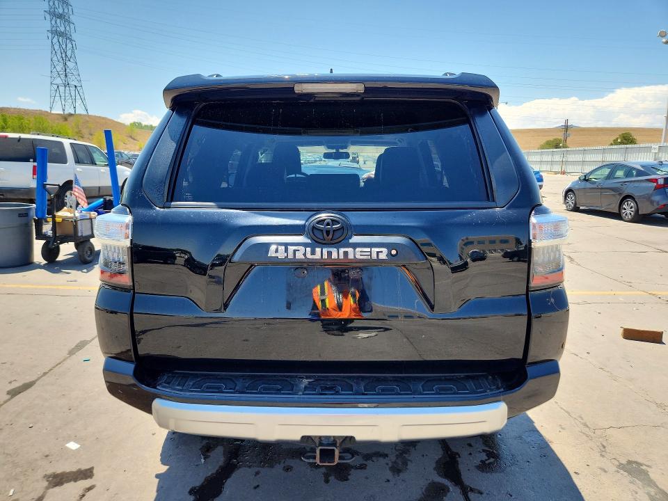 Photo 6 from auction – 2018 TOYOTA 4RUNNER with VIN JTEBU5JR5J5599064