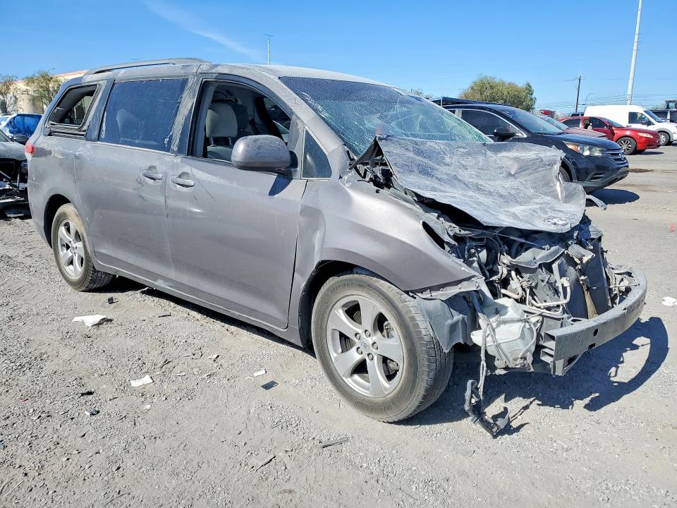 Photo 4 from auction – 2014 TOYOTA SIENNA with VIN 5TDKK3DC6ES484348