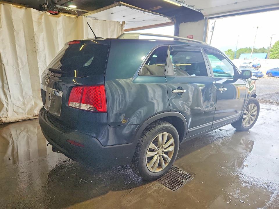 Photo 3 from auction – 2011 KIA SORENTO with VIN 5XYKTDA20BG068626