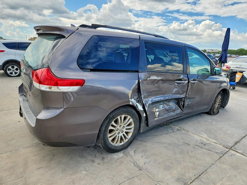 Photo 3 from auction – 2011 TOYOTA SIENNA with VIN 5TDYK3DC1BS092982