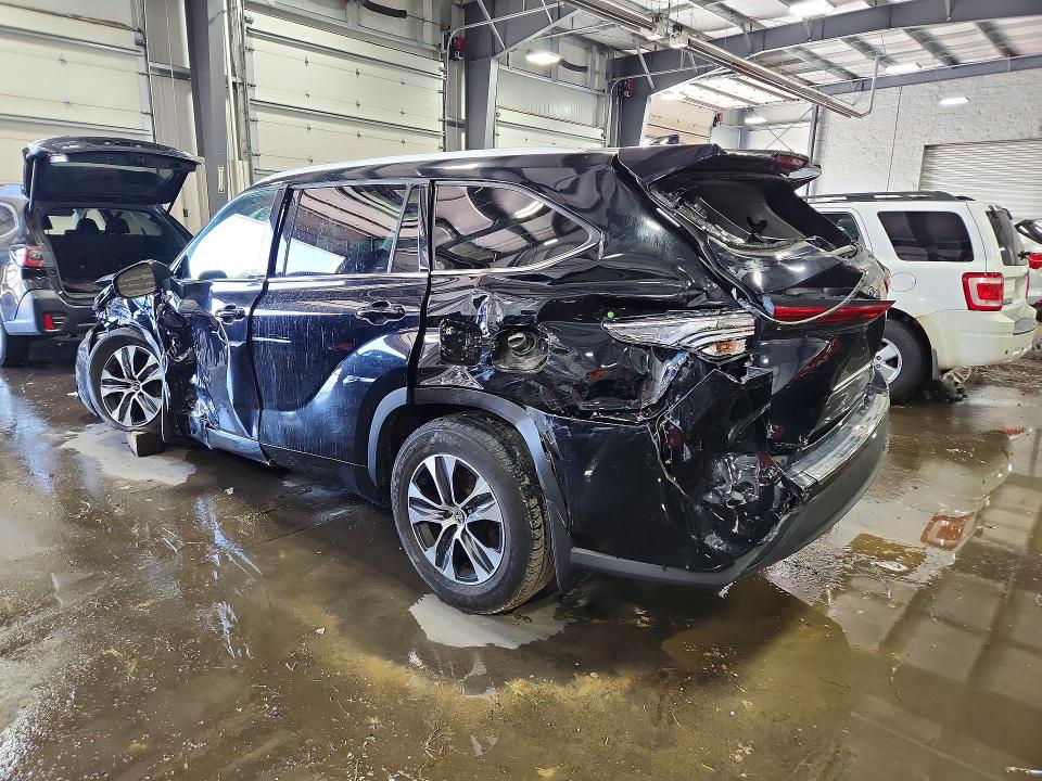 Photo 2 from auction – 2022 TOYOTA HIGHLANDER with VIN 5TDHZRBH5NS584030