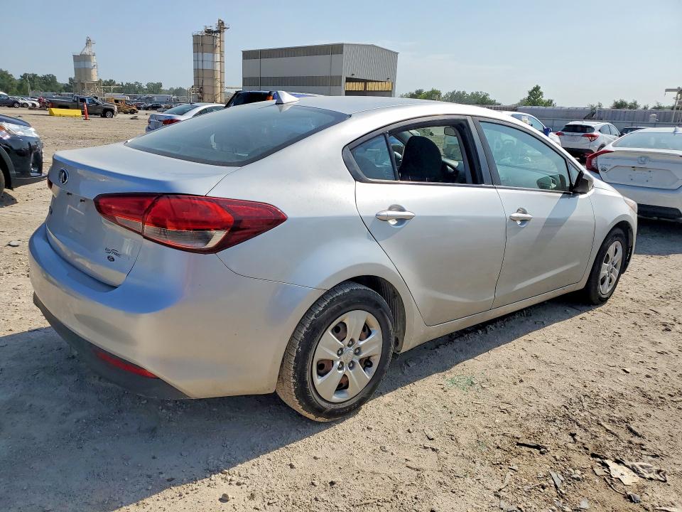 Photo 3 from auction – 2018 KIA FORTE with VIN 3KPFK4A73JE234584