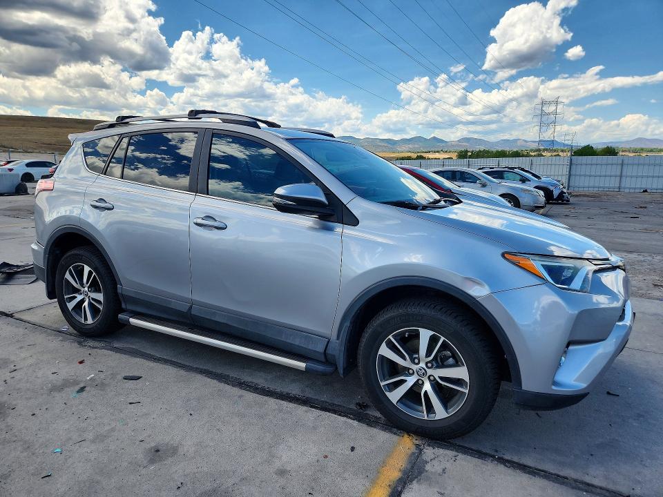Photo 4 from auction – 2017 TOYOTA RAV4 with VIN 2T3RFREV0HW562535
