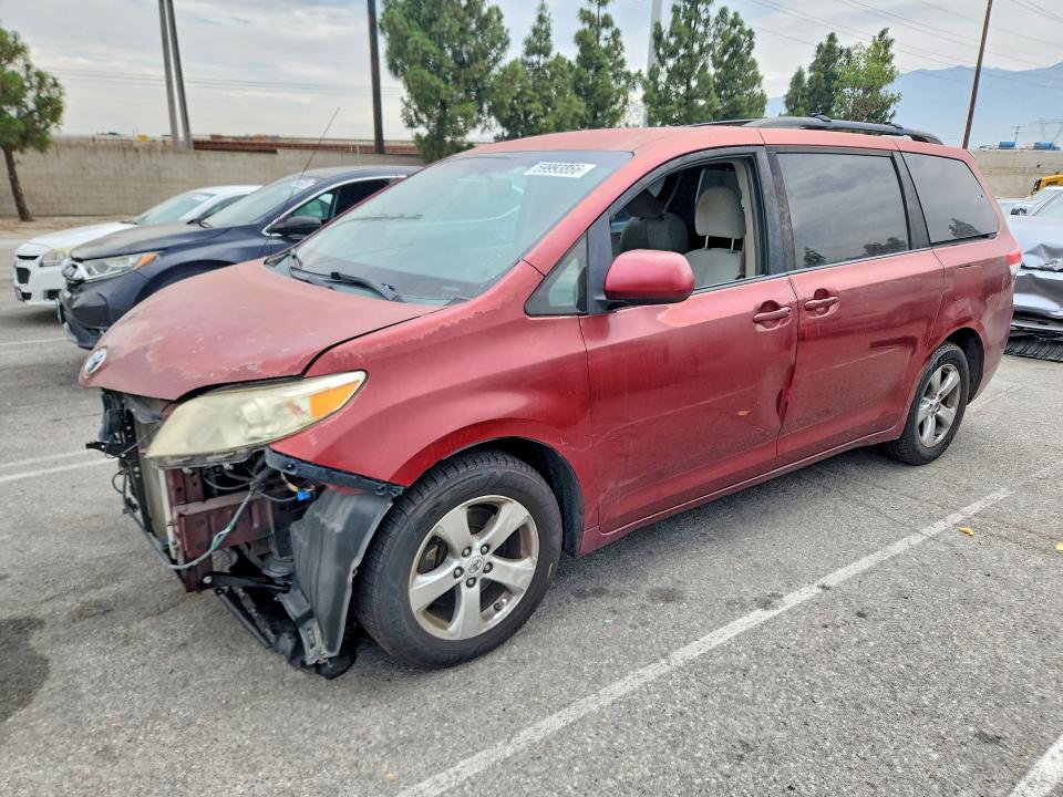 TOYOTA SIENNA 2011 с VIN 5TDKK3DC7BS031027 - Снимка от търг