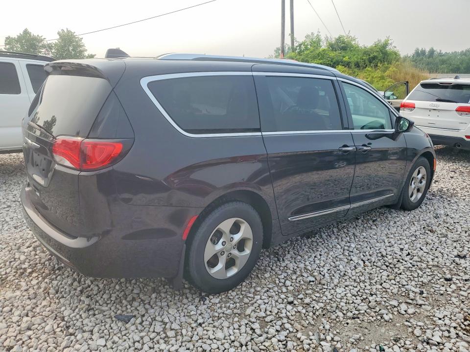 Photo 3 from auction – 2017 CHRYSLER PACIFICA with VIN 2C4RC1EG2HR577124