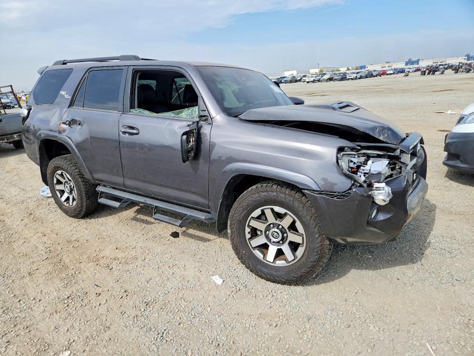 Photo 4 from auction – 2020 TOYOTA 4RUNNER with VIN JTEBU5JR2L5797426