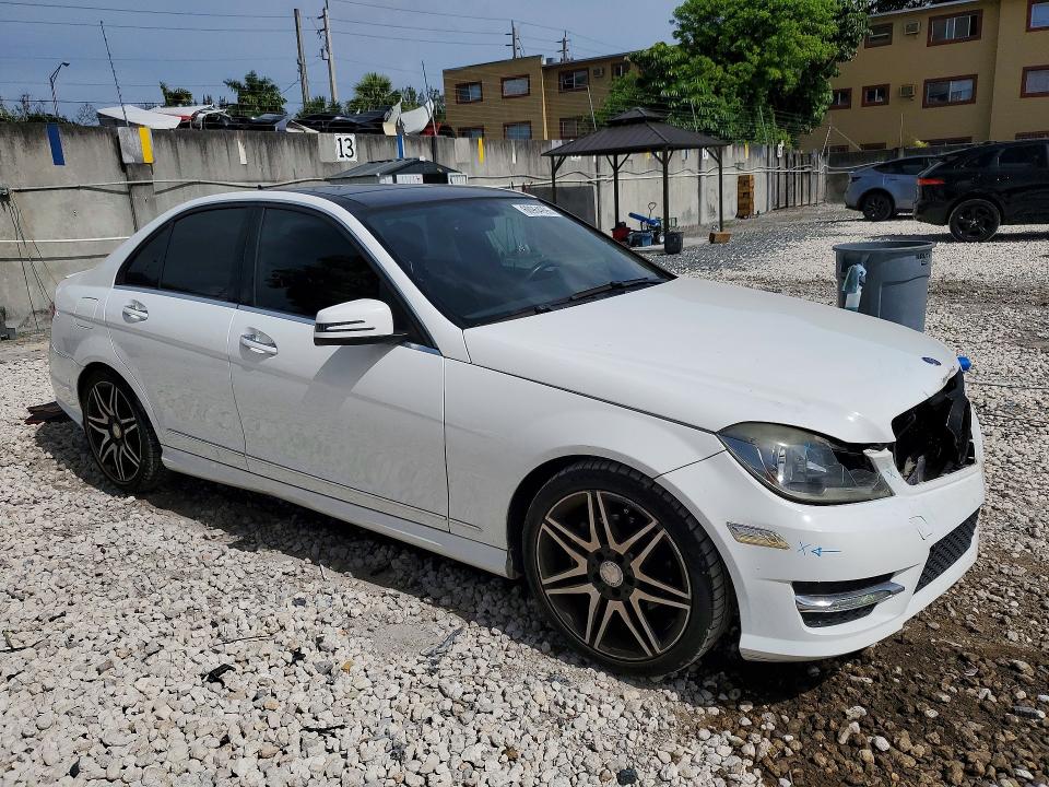 Photo 4 from auction – 2014 MERCEDES-BENZ C with VIN WDDGF4HB1EA953558