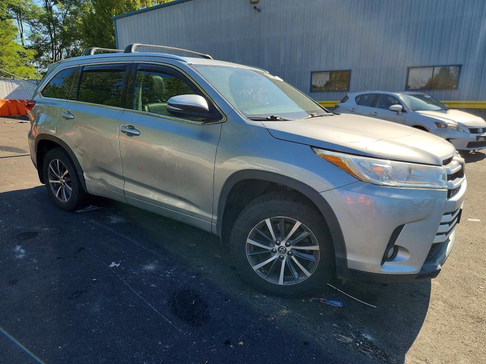 Photo 4 from auction – 2017 TOYOTA HIGHLANDER with VIN 5TDJZRFH1HS511706