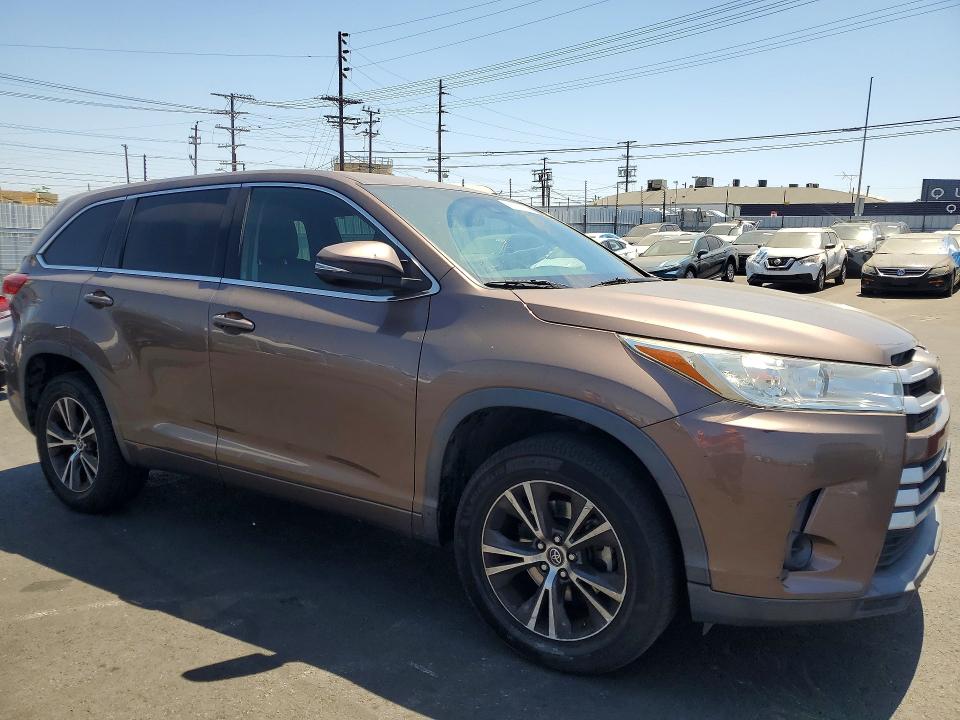 Zdjęcie 4 z aukcji – 2018 TOYOTA HIGHLANDER z VIN 5TDZARFH3JS037290