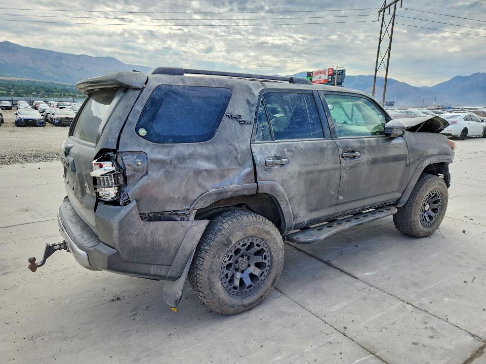 Photo 3 from auction – 2019 TOYOTA 4RUNNER with VIN JTEBU5JR0K5659351
