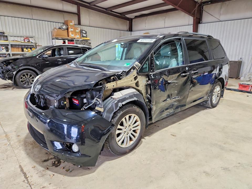 TOYOTA SIENNA 2017 with VIN 5TDYZ3DC5HS853467 - Photo from auction
