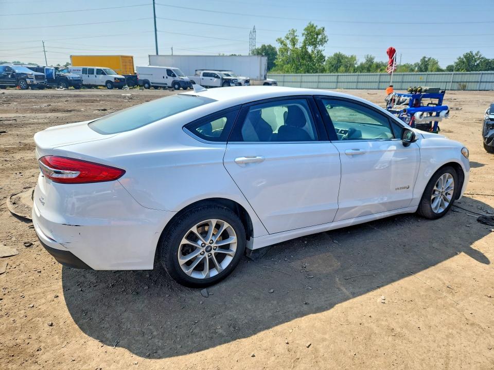 Photo 3 from auction – 2019 FORD FUSION with VIN 3FA6P0LU9KR130680