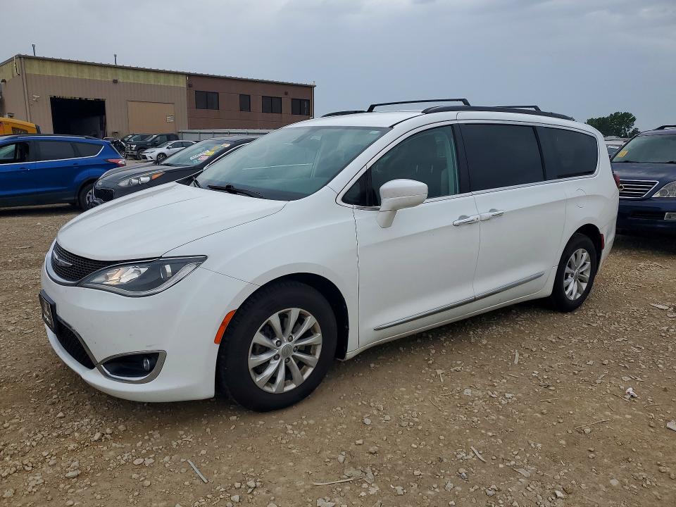 CHRYSLER PACIFICA 2017 with VIN 2C4RC1BG9HR584205 - Photo from auction