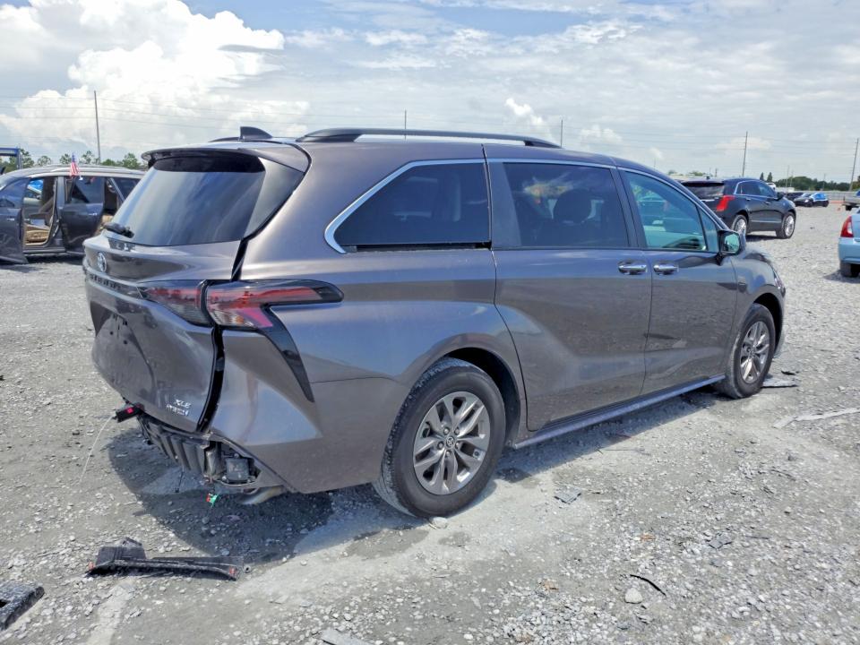 Photo 3 from auction – 2023 TOYOTA SIENNA with VIN 5TDYRKEC2PS176580
