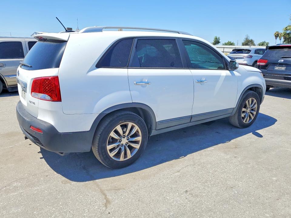 Photo 3 from auction – 2011 KIA SORENTO with VIN 5XYKU4A22BG040498