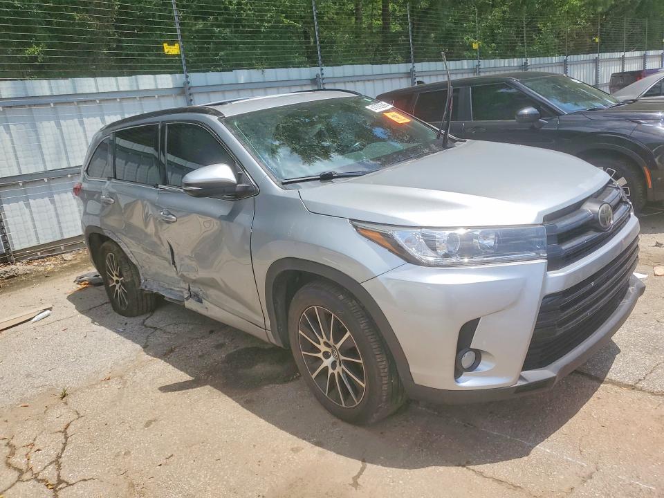 Photo 4 from auction – 2017 TOYOTA HIGHLANDER with VIN 5TDKZRFH3HS520055