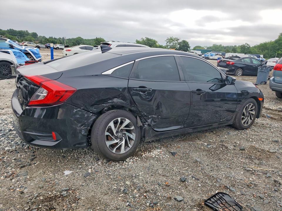 Photo 3 from auction – 2018 HONDA CIVIC with VIN 2HGFC2F72JH585003