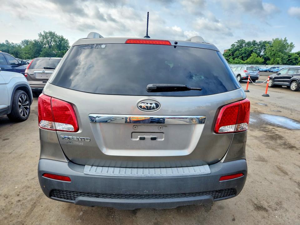 Photo 6 from auction – 2013 KIA SORENTO with VIN 5XYKTDA27DG405280