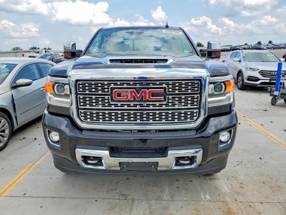 Photo 5 from auction – 2018 GMC SIERRA with VIN 1GT12UEY1JF102619