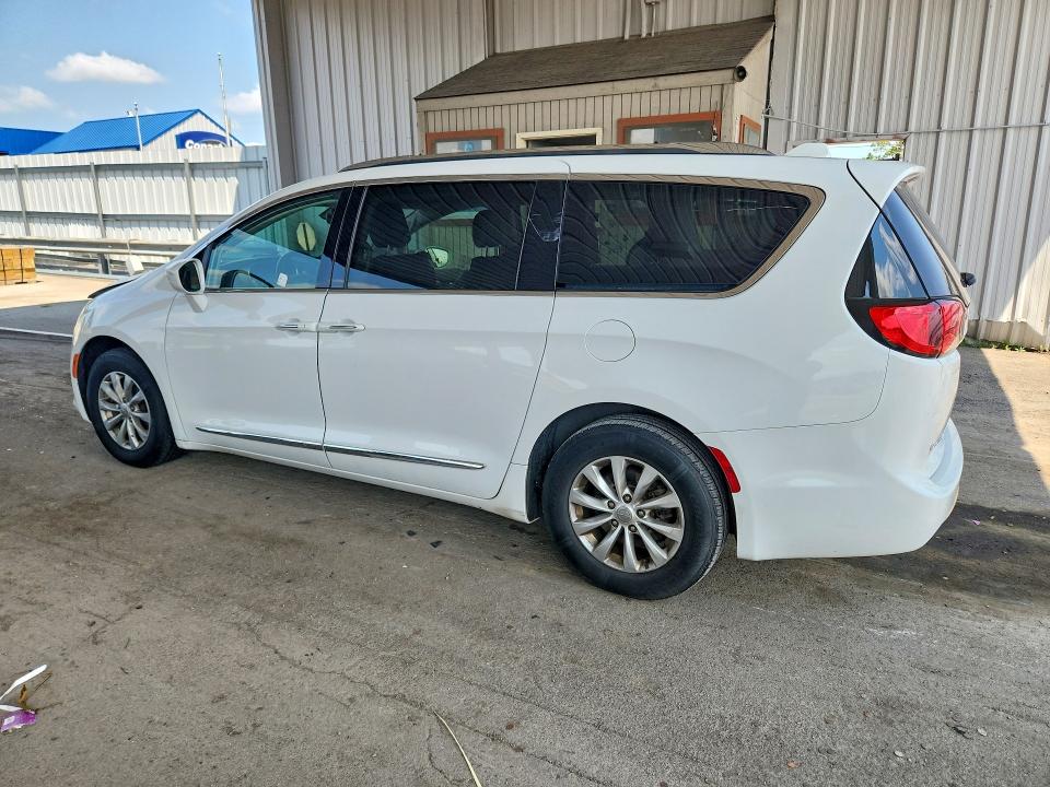 Photo 2 from auction – 2019 CHRYSLER PACIFICA with VIN 2C4RC1BG2KR685528