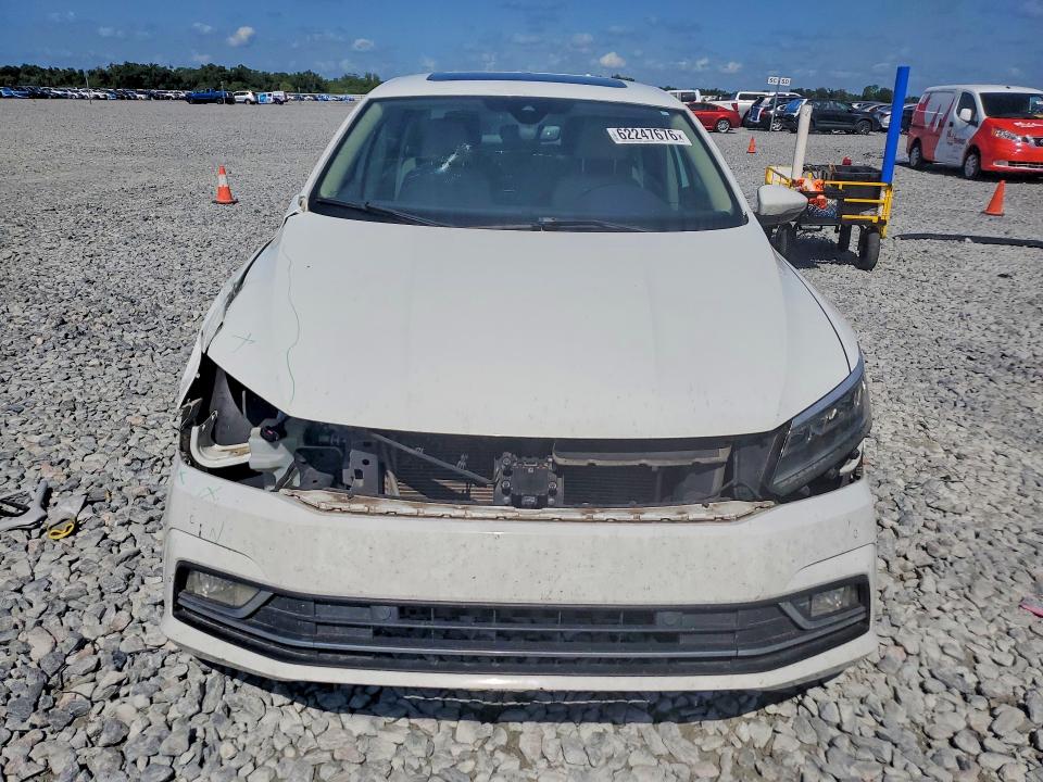 Photo 5 from auction – 2017 VOLKSWAGEN PASSAT with VIN 1VWCT7A39HC076118