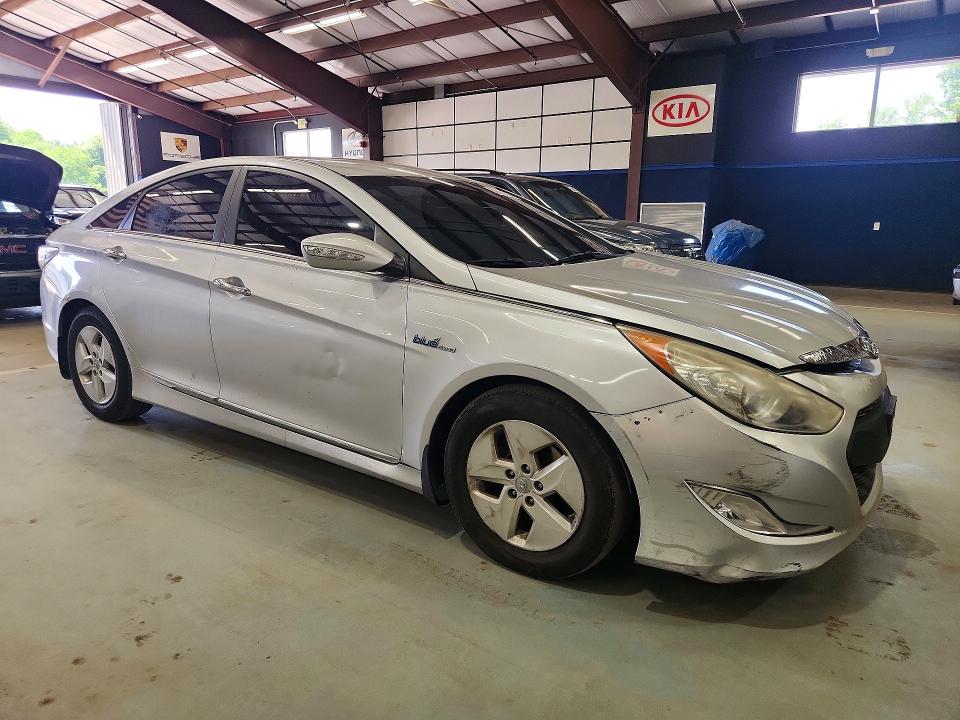 Photo 4 from auction – 2011 HYUNDAI SONATA with VIN KMHEC4A48BA004778