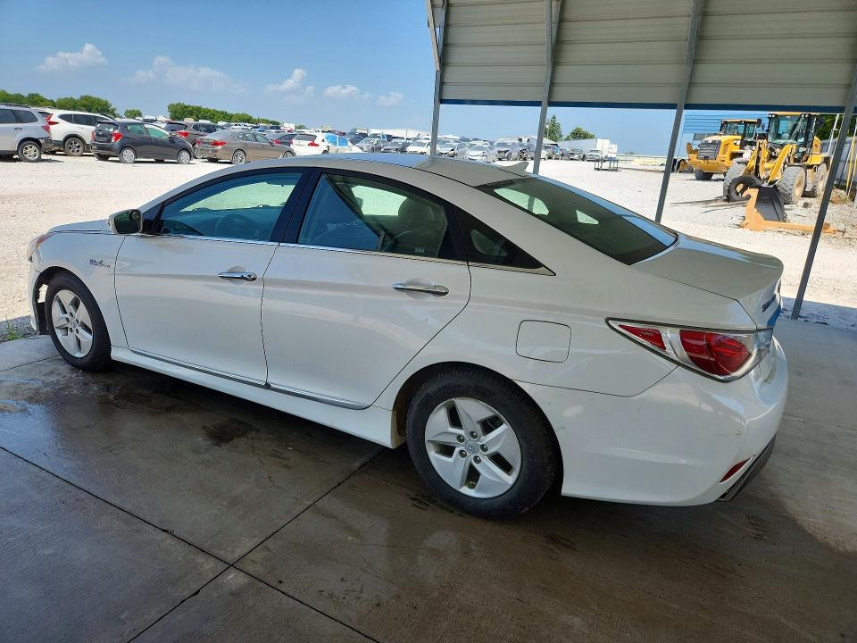 Photo 2 from auction – 2011 HYUNDAI SONATA with VIN KMHEC4A46BA008120