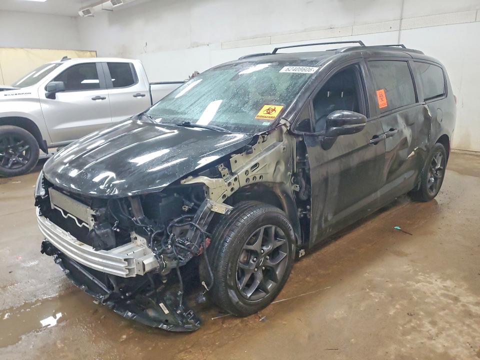 CHRYSLER PACIFICA 2020 with VIN 2C4RC1GG3LR132591 - Photo from auction