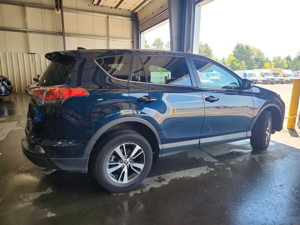 Photo 3 from auction – 2018 TOYOTA RAV4 with VIN 2T3RFREV6JW815783