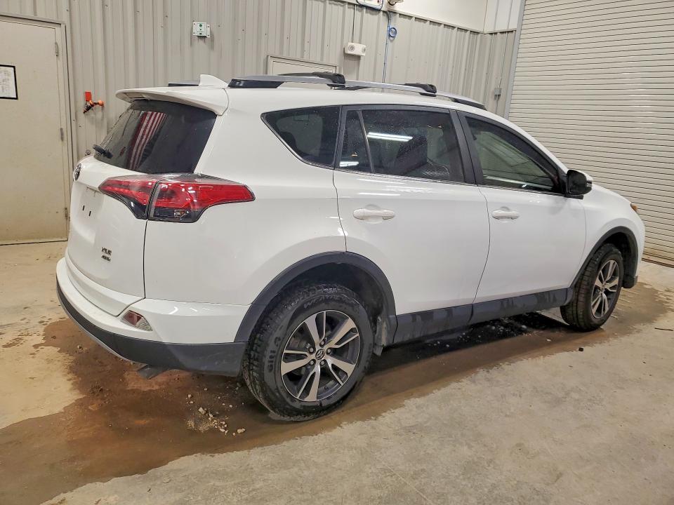 Photo 3 from auction – 2017 TOYOTA RAV4 with VIN JTMRFREV0HD218586