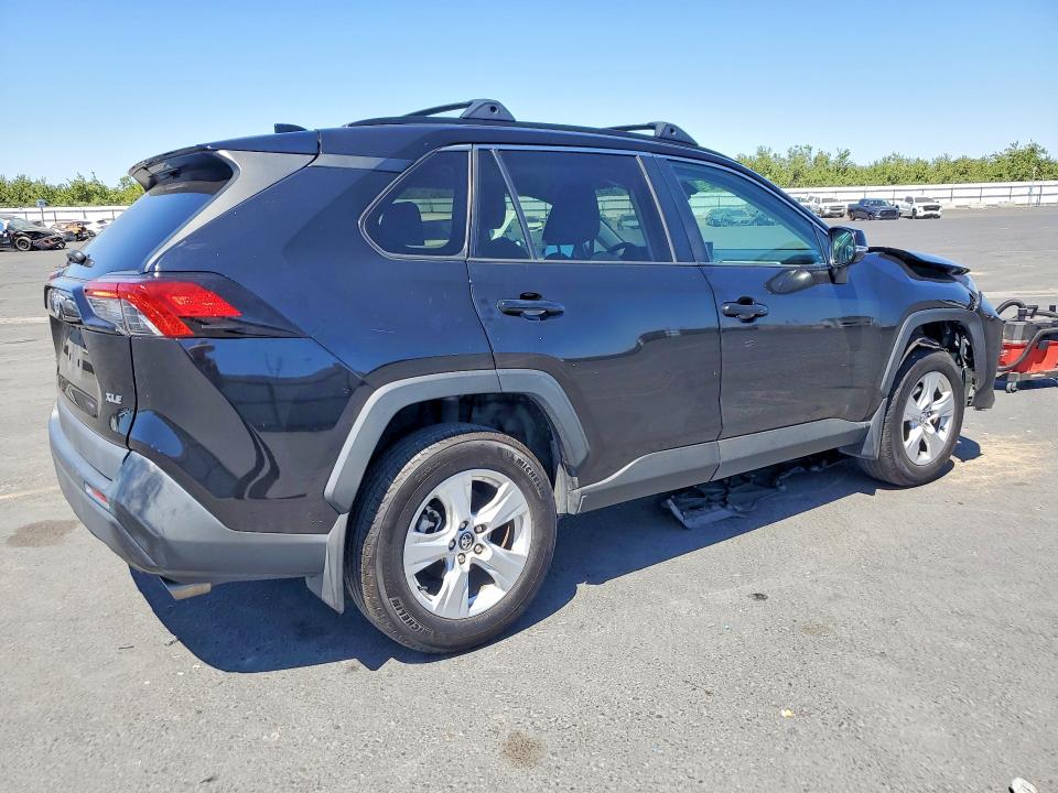 Photo 3 from auction – 2020 TOYOTA RAV4 with VIN 2T3W1RFV7LW102815
