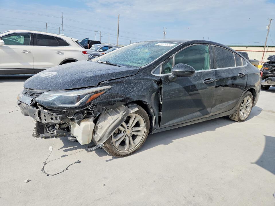 CHEVROLET CRUZE 2019 with VIN 1G1BE5SM5K7101092 - Photo from auction