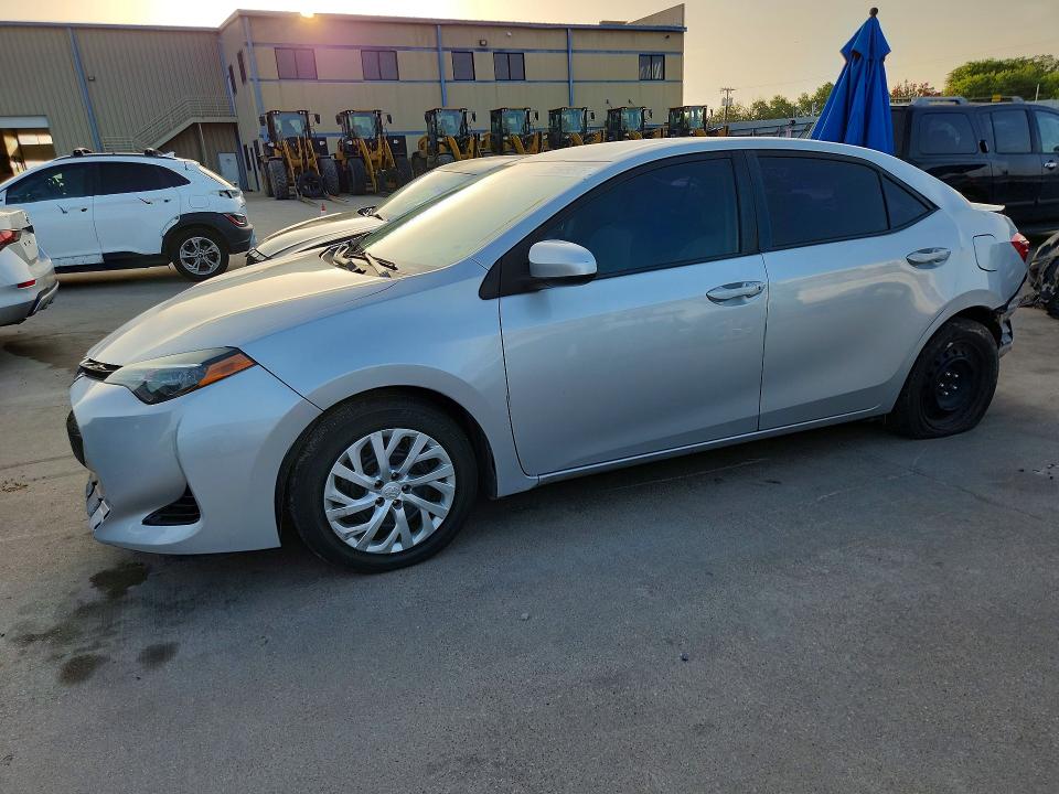 TOYOTA COROLLA 2018 con VIN 5YFBURHE8JP787577 - Foto de la subasta