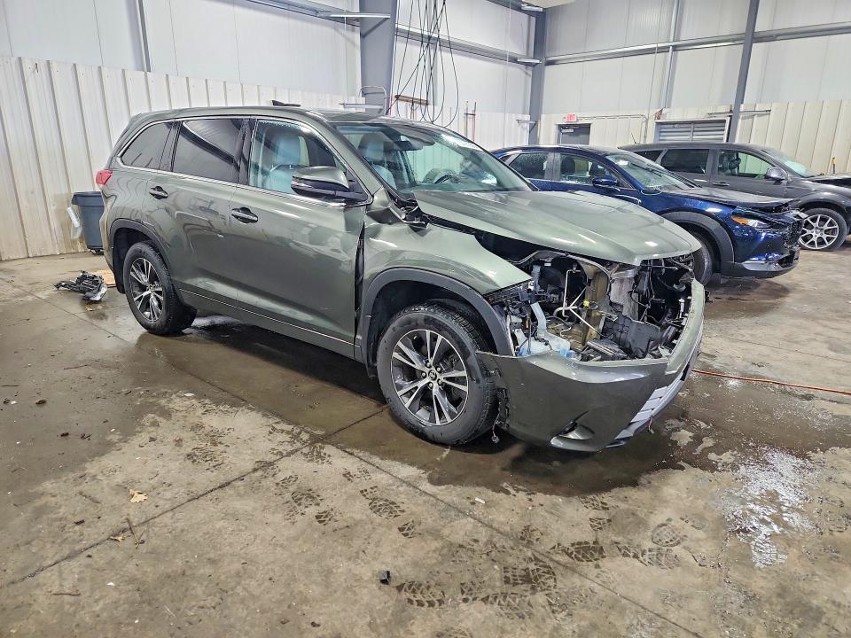 Photo 4 from auction – 2018 TOYOTA HIGHLANDER with VIN 5TDBZRFH3JS834844