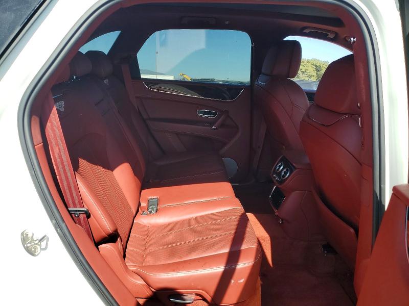 Photo 11 from auction – 2018 BENTLEY BENTAYGA with VIN SJAAC2ZV8JC019077
