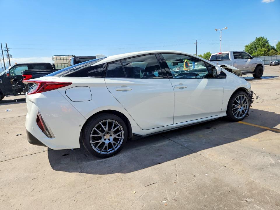 Photo 3 from auction – 2017 TOYOTA PRIUS PRIME with VIN JTDKARFP2H3006150