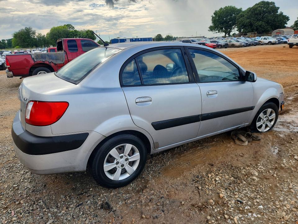 Foto 3 de la subasta – 2006 KIA RIO con VIN KNADE123566119732
