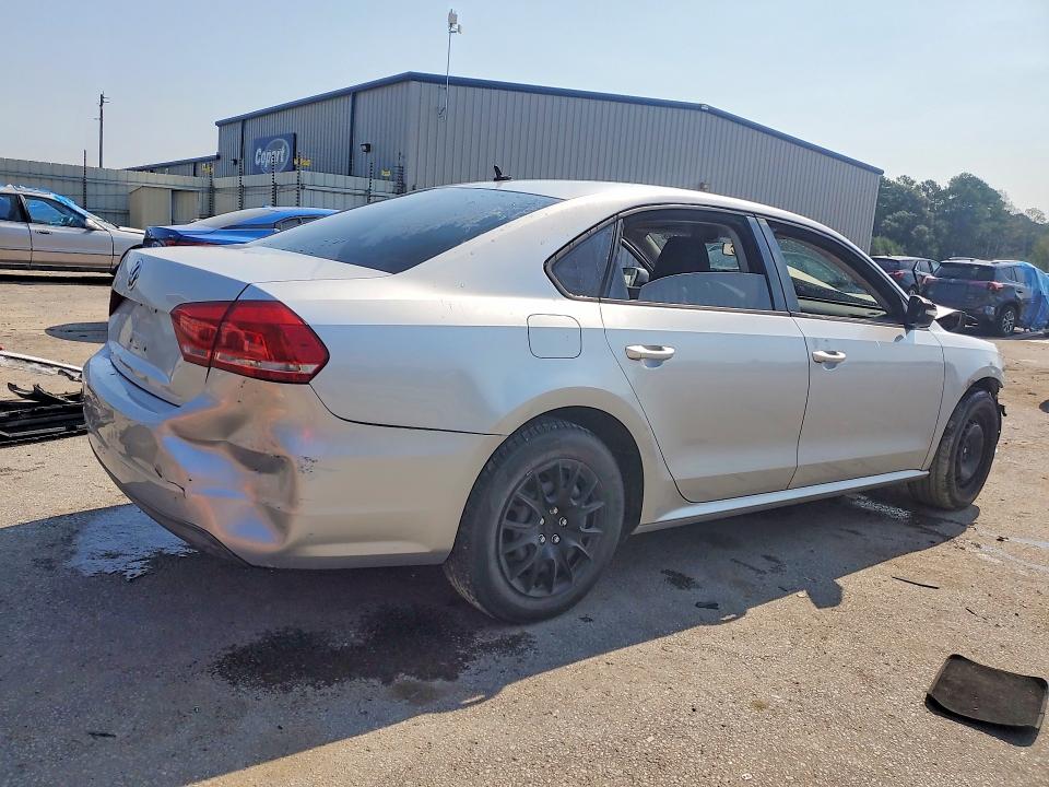 Photo 3 from auction – 2013 VOLKSWAGEN PASSAT with VIN 1VWAP7A33DC031892