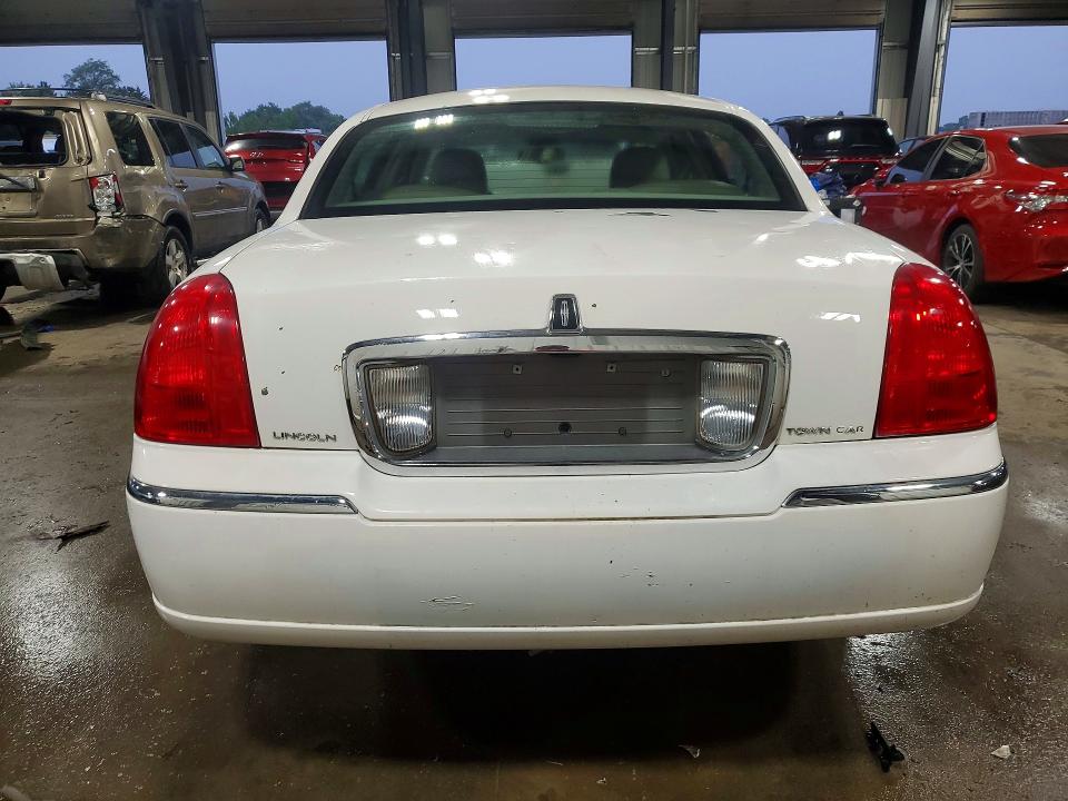 Photo 6 from auction – 2003 LINCOLN TOWN CAR with VIN 1LNHM81W63Y624847