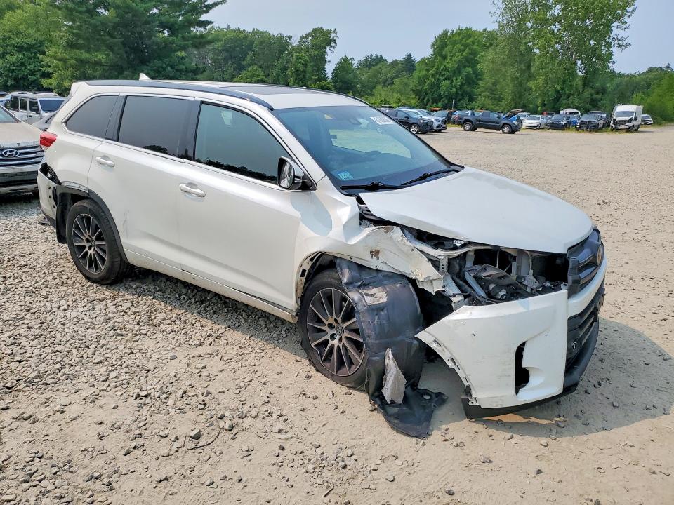 Photo 4 from auction – 2017 TOYOTA HIGHLANDER with VIN 5TDJZRFH3HS517684
