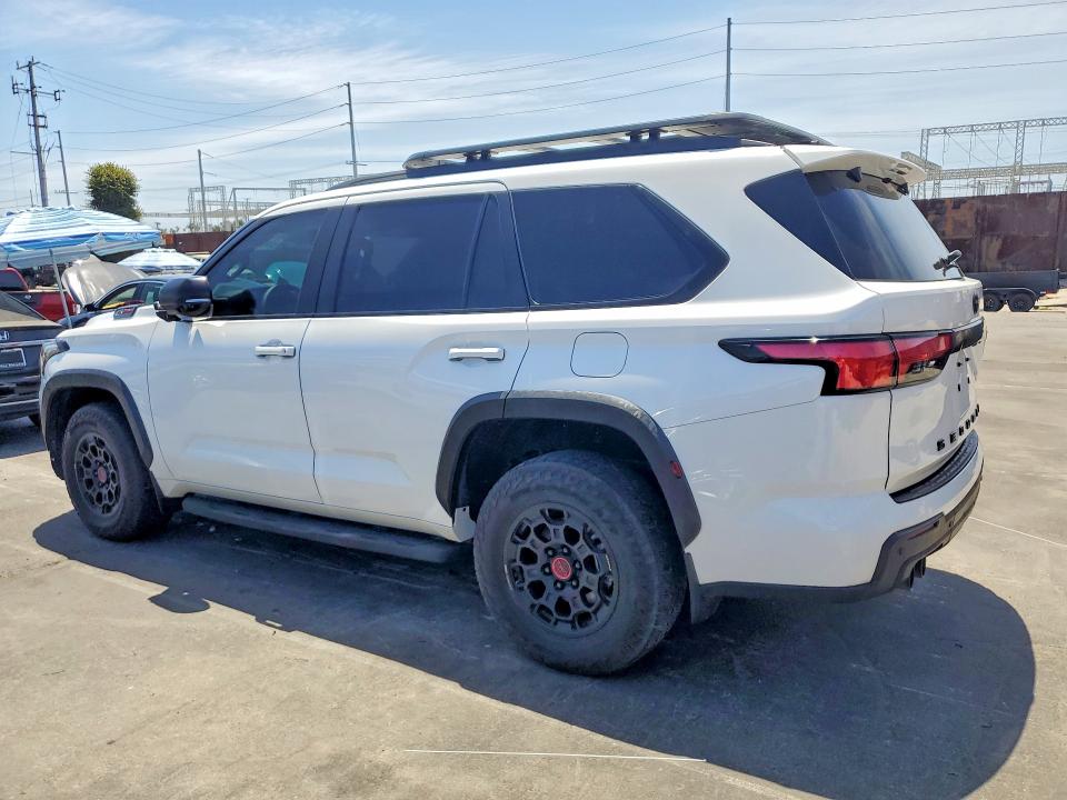 Фото 2 с аукциона – 2024 TOYOTA SEQUOIA с VIN 7SVAAABA7RX038557