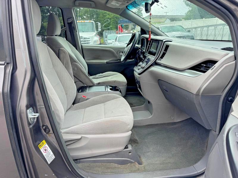 Photo 8 from auction – 2017 TOYOTA SIENNA with VIN 5TDKZ3DC2HS788793